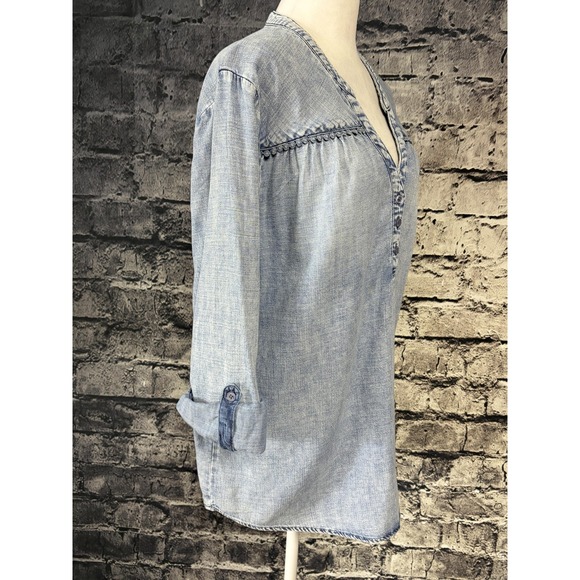 Billy T Chambray Shirt Womens Medium Light Blue Popover Split Neck Roll Tab - Picture 3 of 14